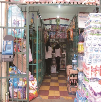 写真　リマ市内のボデガ店（ジェトロ撮影）
