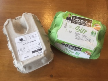 写真　フランスで購入した鶏卵の包装には飼育方法のほか、飼料や飼育環境などの情報も載っている（ジェトロ撮影）