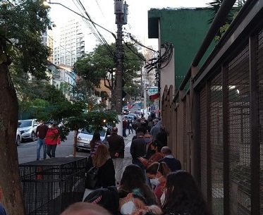 写真　サンパウロ市内の新型コロナワクチン接種会場の列の様子（ジェトロ撮影）