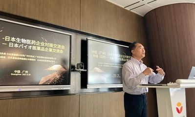 写真　ニューロケアが会場でピッチをする様子（ジェトロ撮影）