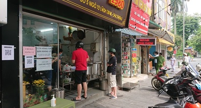 写真　再開した飲食店と持ち帰りで来店する客（9月22日、ジェトロ撮影）
