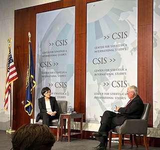 写真　キャサリン・タイUSTR代表（左）による講演の様子（ジェトロ撮影）