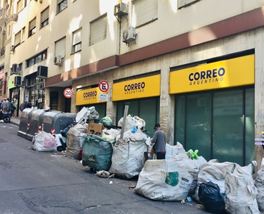 写真　ブエノスアイレス市中心部でごみを回収して収入を得ようとする貧困層（ジェトロ撮影）