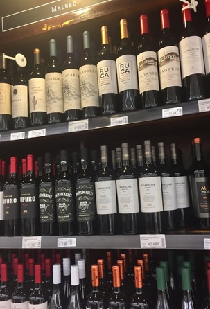 写真　国産ワインの価格も単月で約7％上昇（ブエノスアイレス市内のスーパーマーケット、ジェトロ撮影）