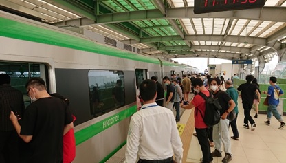 写真　電車に乗り込む乗客（ジェトロ撮影）