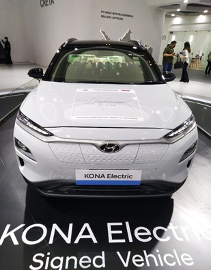 写真　GIIASの現代自動車ブースに展示されたジョコ大統領の署名入り「コナ」（ジェトロ撮影）