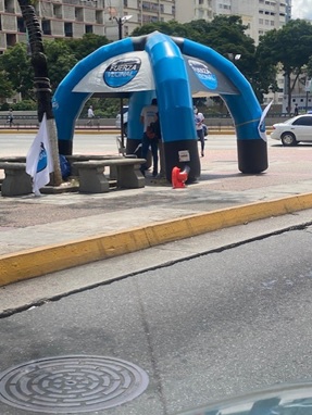 写真　反政府派による選挙キャンペーンの様子（カラカス市内アルタミラ広場、ジェトロ撮影）