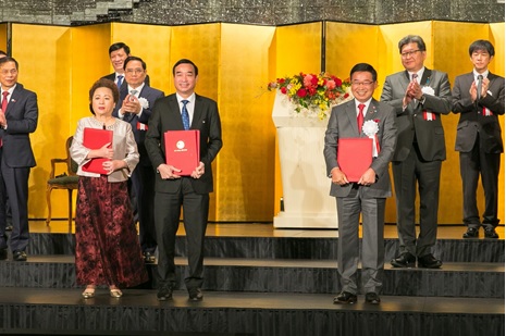 写真　チン首相立ち会いの下行われた、協力覚書（MOU）交換式の様子（ジェトロ撮影）