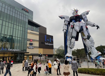 写真　ららぽーと上海金橋の入り口の実物大ガンダム（ジェトロ撮影）