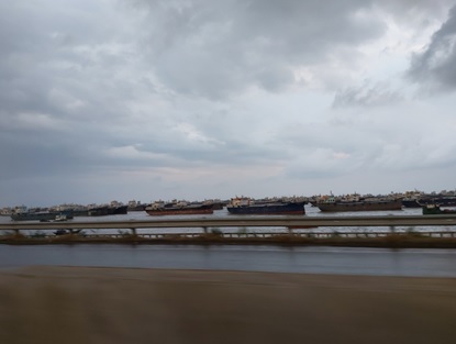 写真　チョットグラム港で沖待ちをするバルク船とみられる船の渋滞状況（ジェトロ撮影）