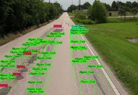 写真　AIで検知した道路の損傷。緑は極めて良好、赤は大規模補修が必要（NEXCO中日本提供）