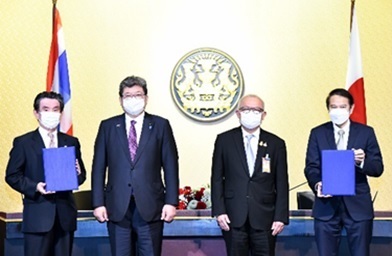 写真　EEC事務局との覚書調印式〔左から、竹谷ジェトロ・バンコク事務所長、萩生田経済産業相、スパッタナポン副首相兼エネルギー大臣、カニット・セーンスパンEEC事務局長（経済産業省広報室）〕