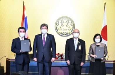 写真　BOIとの覚書調印式〔左から、竹谷厚ジェトロ・バンコク事務所長、萩生田経済産業相、スパッタナポン副首相兼エネルギー相、ドゥアンチャイ・アサワチンタチットBOI長官（経済産業省広報室）〕