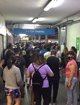写真　人との距離を保つのが困難なブエノスアイレス市内の地下鉄駅（ジェトロ撮影）