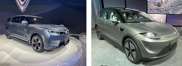 写真　VinFastのBEV「VF9」（写真左）、ソニーのBEV「Vision-S」（写真右）（ともにジェトロ撮影）