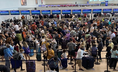 写真　カンクン空港で米国行きのフライトを待つ観光客（ジェトロ撮影）