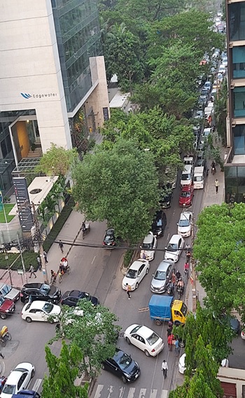 写真　ダッカ中心部の渋滞状況（4月3日、ジェトロ撮影）