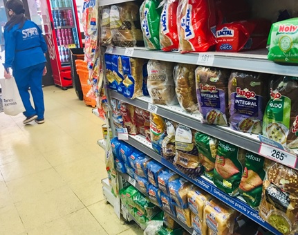 写真　3月に大きく値上がりした、ブエノスアイレス市内で販売されている食パン（ジェトロ撮影）