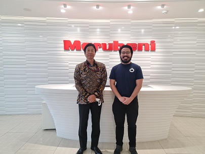 写真　丸紅インドネシアの笠井信司社長（左）とレコシステムのアーネスト・レイマンCEO（右）（レコシステム提供）