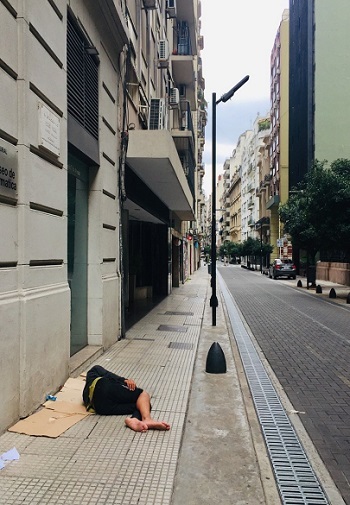 写真　ブエノスアイレス市中心部で目立つ路上生活者の増加（ジェトロ撮影）