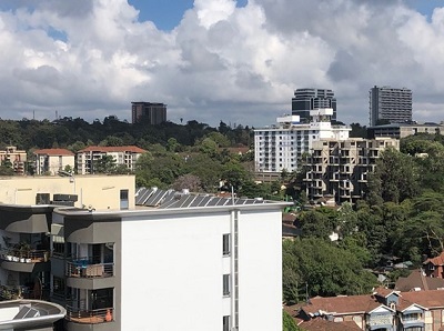 写真　ナイロビ（手前の白い建物の屋上に太陽光パネル）（2021年11月13日、ジェトロ撮影）