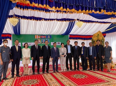 写真　起工式には日カンボジアの関係者が参加した。左から4人目がイオンモールカンボジア兼ロジプラス社長坪谷雅之氏、続いて三上正裕大使、カンボジア経済財政省ヘム・バンディ長官（ジェトロ撮影）