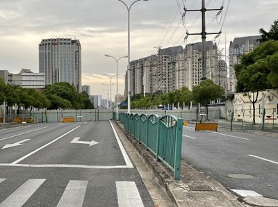 写真　道路に設置されたバリケード（ジェトロ撮影）