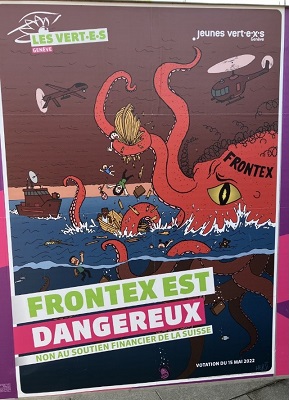 写真　Frontex拠出金増への否決を訴えるポスター（ジェトロ撮影）