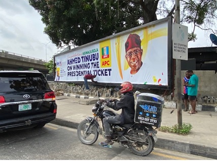 写真　予備選挙の1時間後には、ティヌブ氏選出を示す看板が掲げられた（ラゴス市内、ジェトロ撮影）