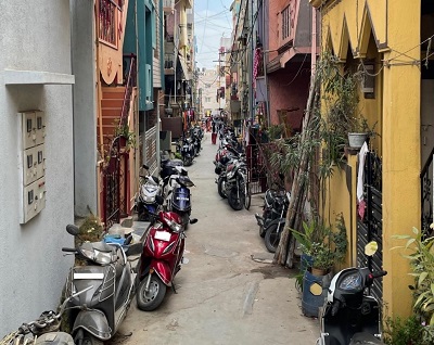 写真　ベンガルール市内の住宅街の様子。スクーターは市民の足となっている（ジェトロ撮影）