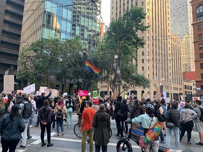 写真　サンフランシスコ市中心部の抗議デモの様子（ジェトロ撮影）