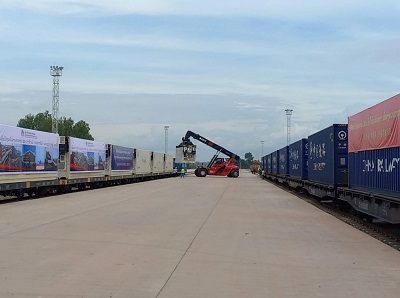 写真　中国ラオス鉄道（右）からタイ国鉄（左）へのコンテナの荷役作業（ジェトロ撮影）