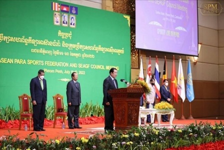 写真　7月11日、ASEANパラ競技連盟・東南アジアスポーツ連盟評議会開会式で、スピーチ前に黙とうするフン・セン首相（ソク・チェンダ・ソピア相提供