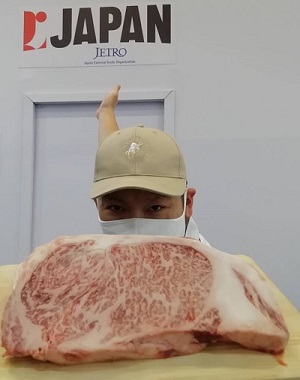 写真　ジェトロブース内で提供された日本産和牛と、和牛の調理や説明を行った山崎賢一郎シェフ（ジェトロ撮影）