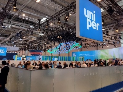 写真　ドイツのエネルギー大手ユニパーのブースでは多くの商談が行われていた（ジェトロ撮影）
