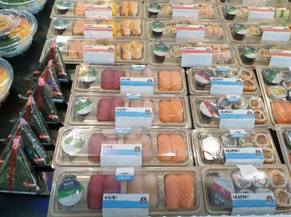 写真　ノルウェー企業の出品棚に陳列される寿司、おにぎりなどの食品（ジェトロ撮影）