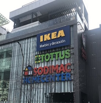 写真　イケアの看板を掲げるオープン・プラサ・ケネディの外観（ジェトロ撮影）