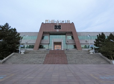 写真　カザフスタンとの国境に位置する中国側のアラシャンコウ駅（ジェトロ撮影）