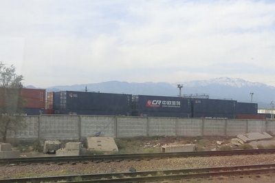 写真　アラシャンコウ駅の貨物ターミナルに積まれる中欧班列のコンテナ（ジェトロ撮影）