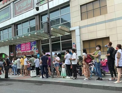 写真　スーパーの入口に入店待ちで並ぶ成都市民（9月1日午後2時ごろ、ジェトロ撮影）