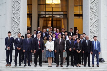 写真　カンボジア開発協議会（CDC）を訪問した日本企業の視察団（ジェトロ撮影）