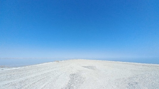 写真　アラル海沿岸（ジェトロ撮影）