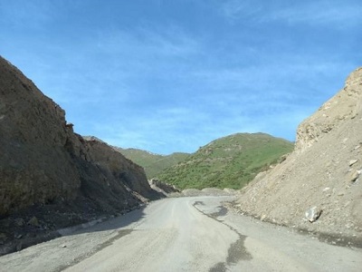 写真　タルディク峠付近など、補修が必要な個所も散見される（ジェトロ撮影）