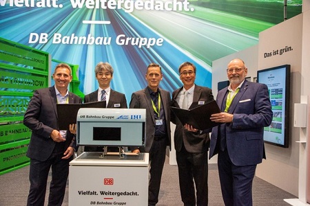 写真　IHIとデーベー・バーンバウ・グルッペ（DB Bahnbau Gruppe）とのパートナー契約調印式（IHI提供）