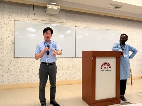 写真　IITH同窓会会合の様子、右はムルティ学長（ジェトロ撮影）