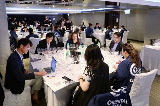 写真　ブラインドテイスティングによる審査の様子（香港日本酒業連合会提供）