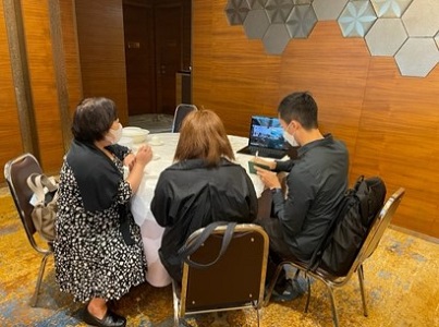 写真　試食会場でオンライン商談を行うバイヤー（ジェトロ撮影）