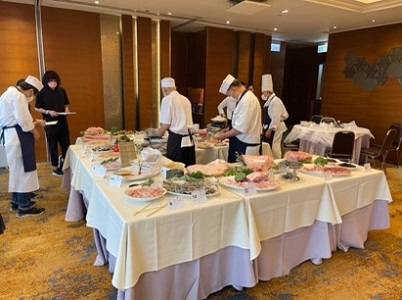写真　テーブルに陳列された生の食材（ジェトロ撮影）