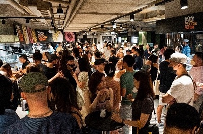 写真　来場客でにぎわう会場の様子（焼酎・泡盛分科会提供）