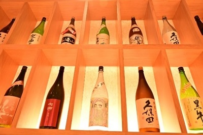 写真　レストランの売りの一つである日本酒も多く取り揃っている（ジェトロ撮影）
